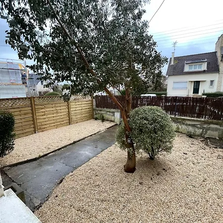 Ajania, Appt Avec Parking Et Petit Jardin Prive Apartmán *