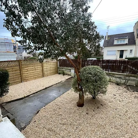 Ajania, Appt Avec Parking Et Petit Jardin Prive Apartment *