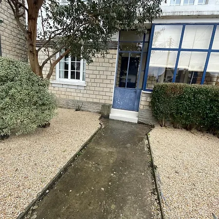 Ajania, Appt Avec Parking Et Petit Jardin Prive Apartman